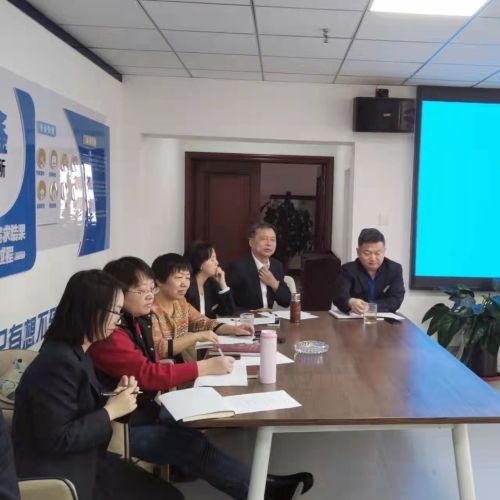 評委們認真打分，并做專業點評