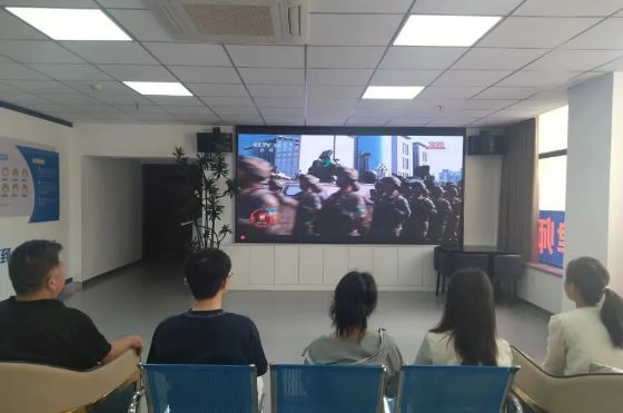 山西均鑫律師事務(wù)所共聚大屏，見證2025閱兵盛典